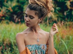 Gifting Moonstone Jewelry: Meaningful Pieces for Loved Ones