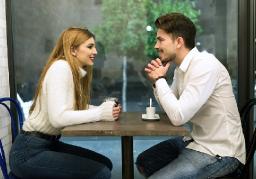 What Does PDA Mean in Dating? Healthy vs Unhealthy PDA