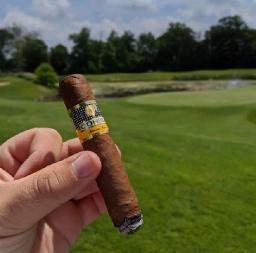 Best Cigars for Golf: A Connoisseur’s Guide to the Perfect Smoke on the Course