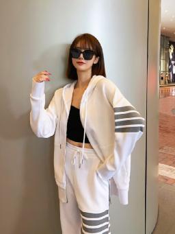 甜心教主王心凌上身Thom Browne，美翻了！